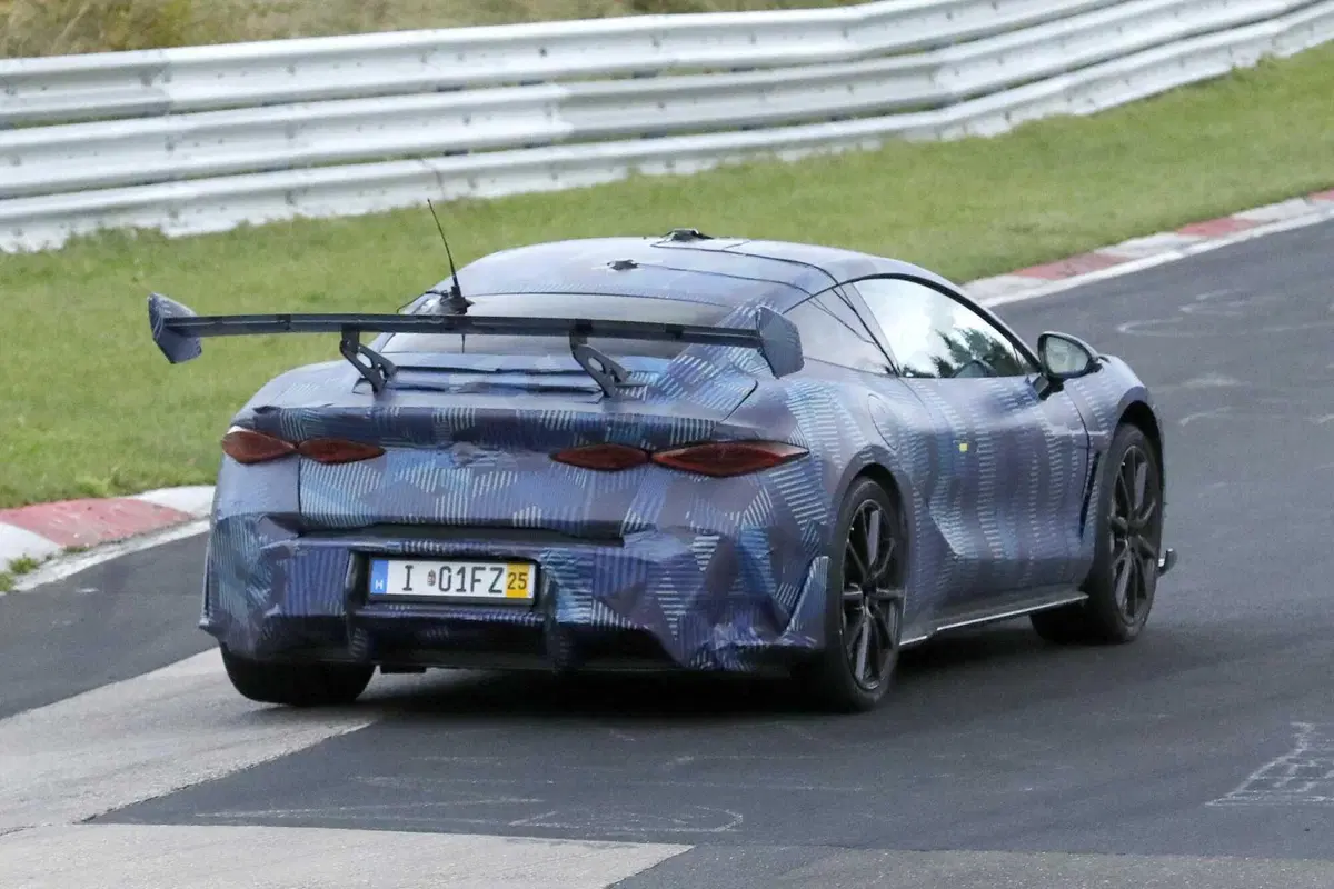 Avvistata l'elettrica sportiva cinese che vuole sfidare Porsche: ecco la Denza Z [Foto Spia] (5)