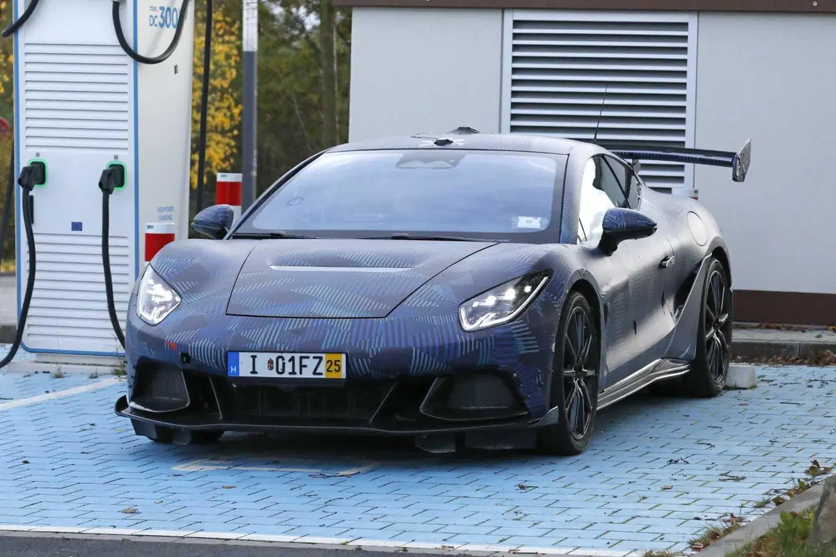 Avvistata l'elettrica sportiva cinese che vuole sfidare Porsche: ecco la Denza Z [Foto Spia] (6)
