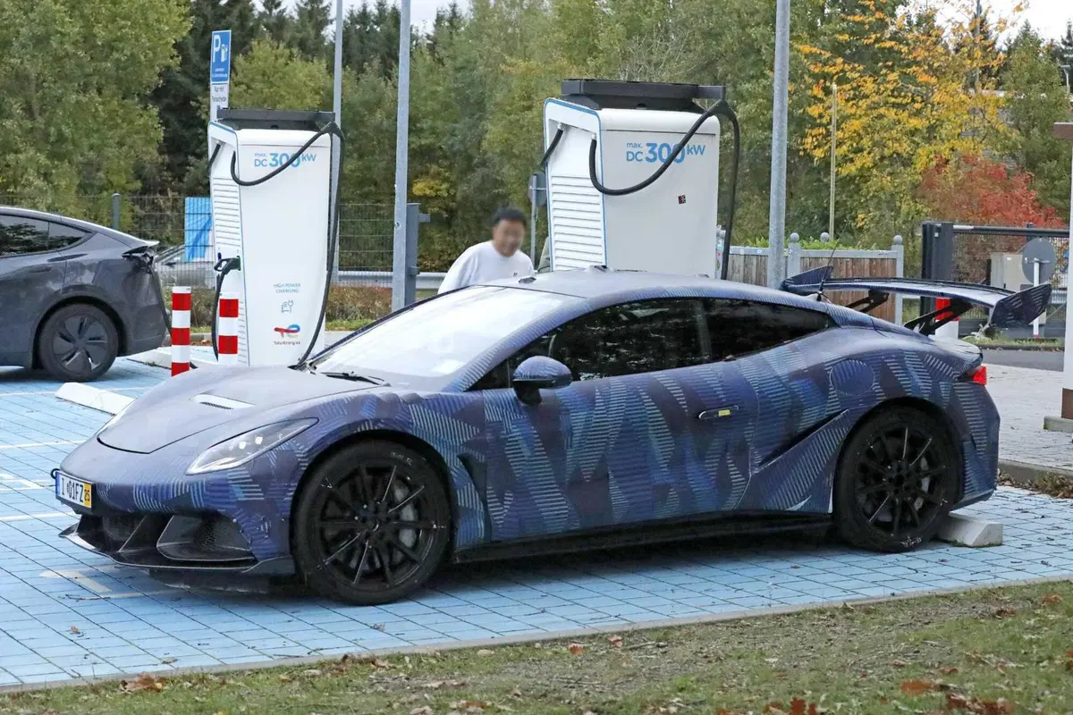 Avvistata l'elettrica sportiva cinese che vuole sfidare Porsche: ecco la Denza Z [Foto Spia] (7)