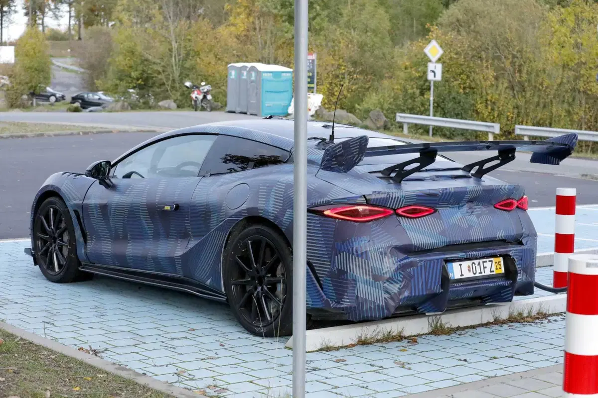 Avvistata l'elettrica sportiva cinese che vuole sfidare Porsche: ecco la Denza Z [Foto Spia] (8)