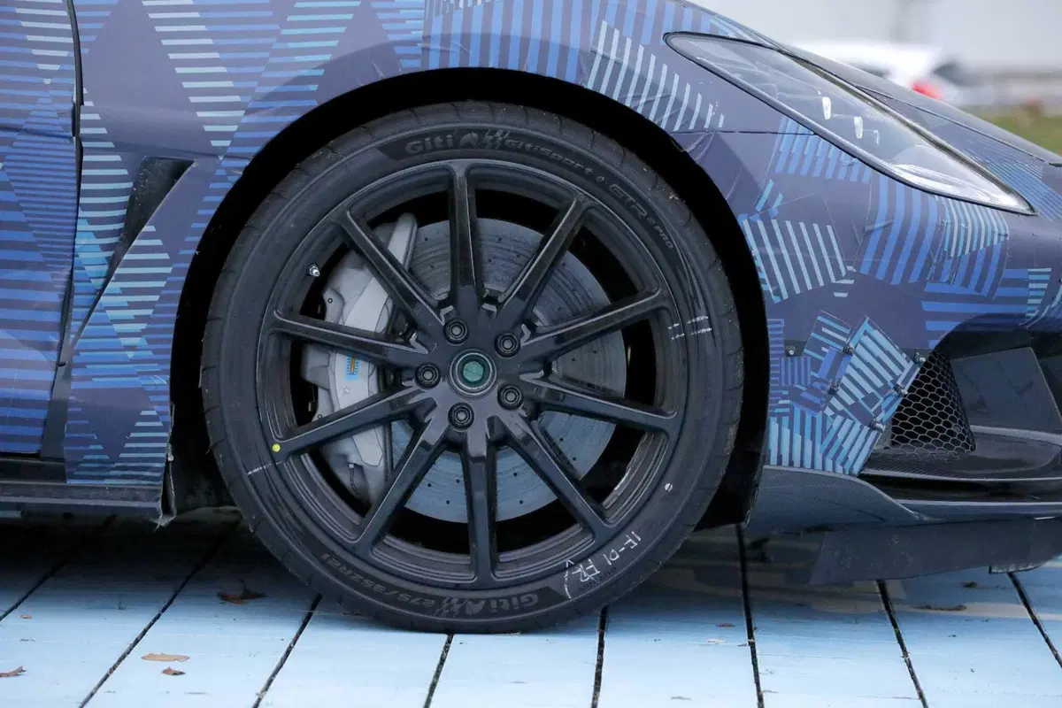 Avvistata l'elettrica sportiva cinese che vuole sfidare Porsche: ecco la Denza Z [Foto Spia] (10)