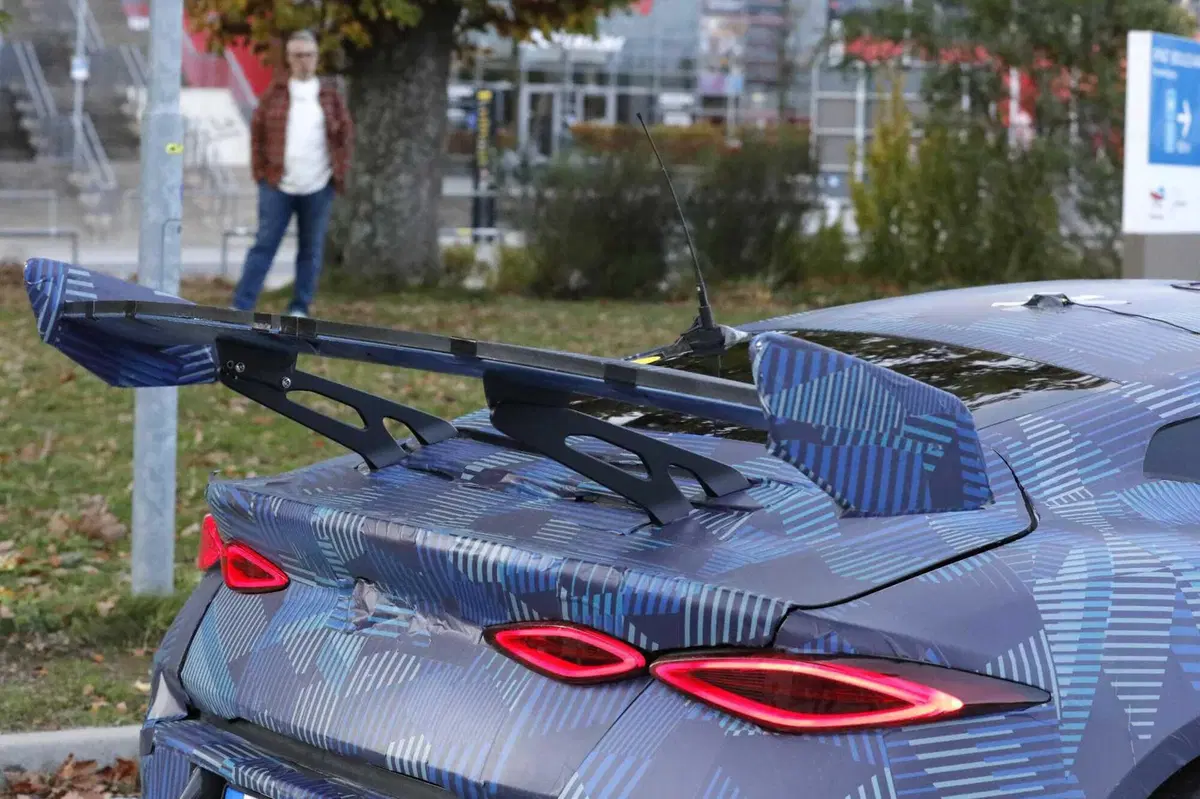 Avvistata l'elettrica sportiva cinese che vuole sfidare Porsche: ecco la Denza Z [Foto Spia] (11)