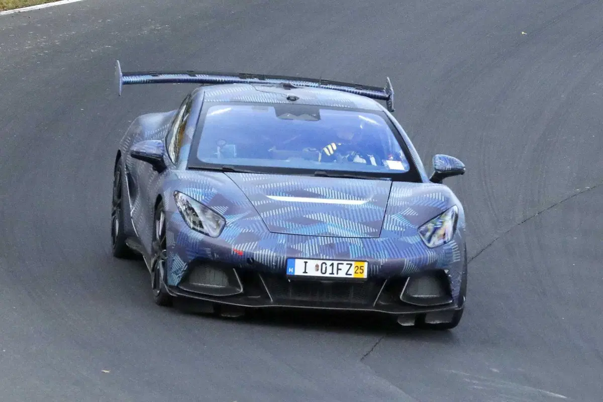 Avvistata l'elettrica sportiva cinese che vuole sfidare Porsche: ecco la Denza Z [Foto Spia] (12)