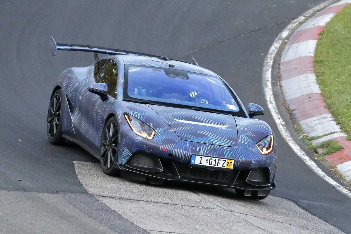 Avvistata l'elettrica sportiva cinese che vuole sfidare Porsche: ecco la Denza Z [Foto Spia] (13)