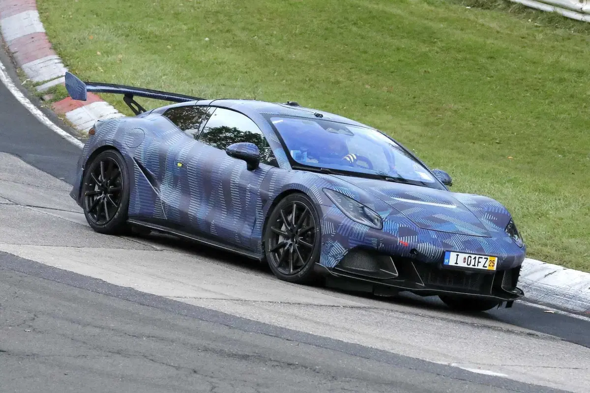 Avvistata l'elettrica sportiva cinese che vuole sfidare Porsche: ecco la Denza Z [Foto Spia] (14)