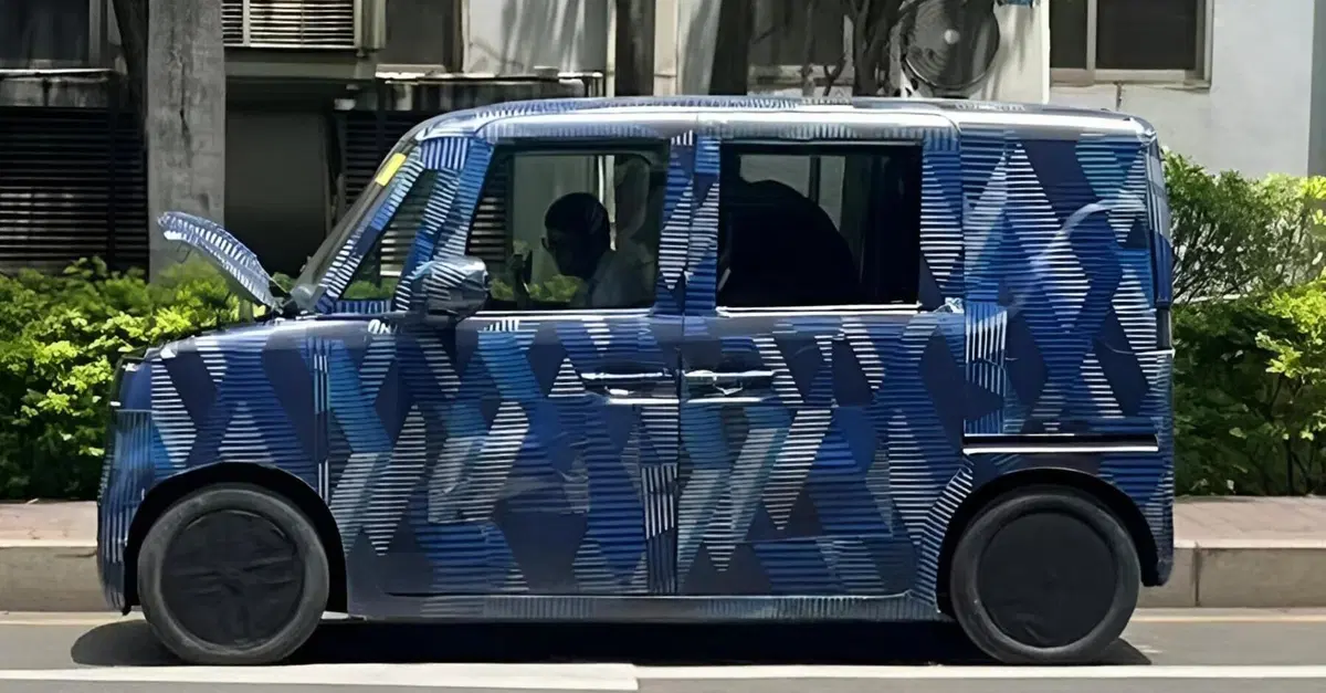 BYD sfida il Giappone: arriva la mini elettrica che promette di &ldquo;raffreddare la Terra&rdquo; di 1&deg;C