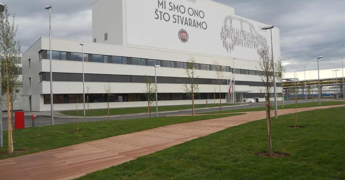 Stellantis spedisce gli operai in Serbia: stipendi doppi a Kragujevac, ma a quale prezzo?