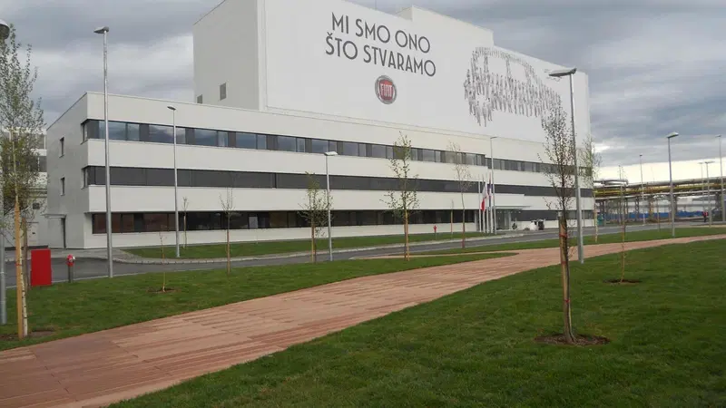 Stellantis spedisce gli operai in Serbia: stipendi doppi a Kragujevac, ma a quale prezzo?