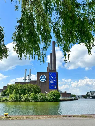 Volkswagen chiede aiuti per l'elettrico mentre taglia 46.500 posti: "Dateci incentivi o affondiamo"