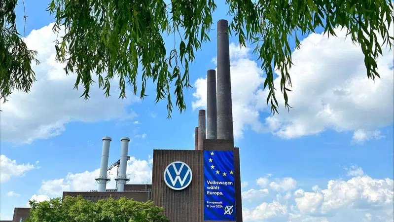Volkswagen chiede aiuti per l'elettrico mentre taglia 46.500 posti: "Dateci incentivi o affondiamo"