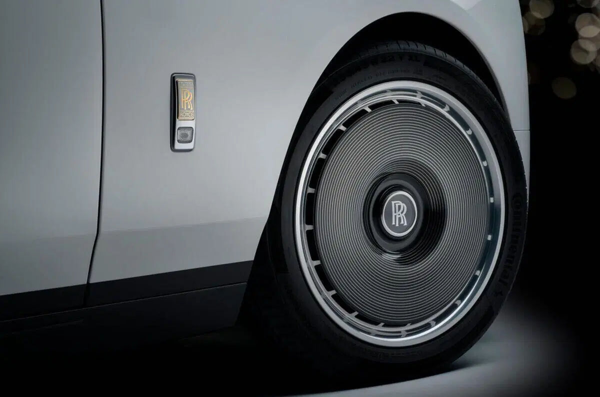Rolls-Royce Phantom Centenary: l’auto da 2,5 milioni che celebra 100 anni di lusso estremo (9)