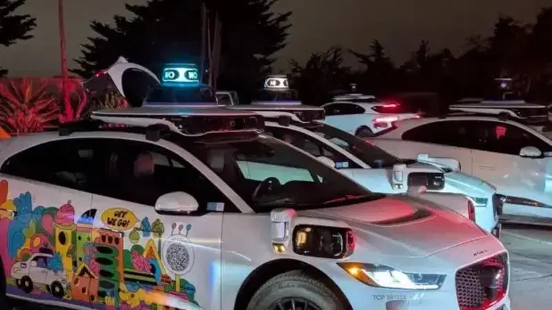 San Francisco impazzisce: 50 auto Waymo bloccate da un gruppo di geek in un vicolo cieco