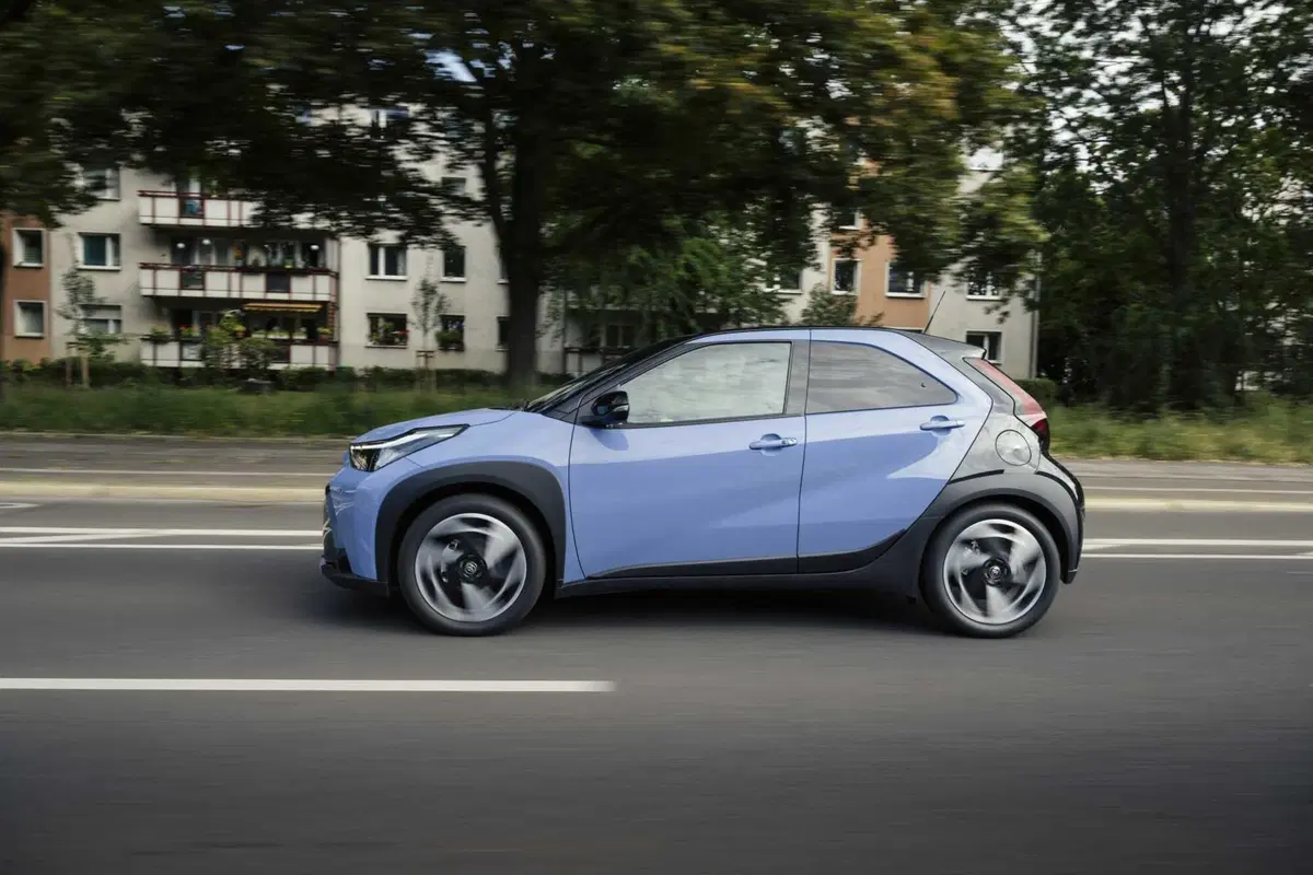 Nuova Toyota Aygo X hybrid 2025: rivoluzione nel segmento A con prezzi da 17.950€ (3)