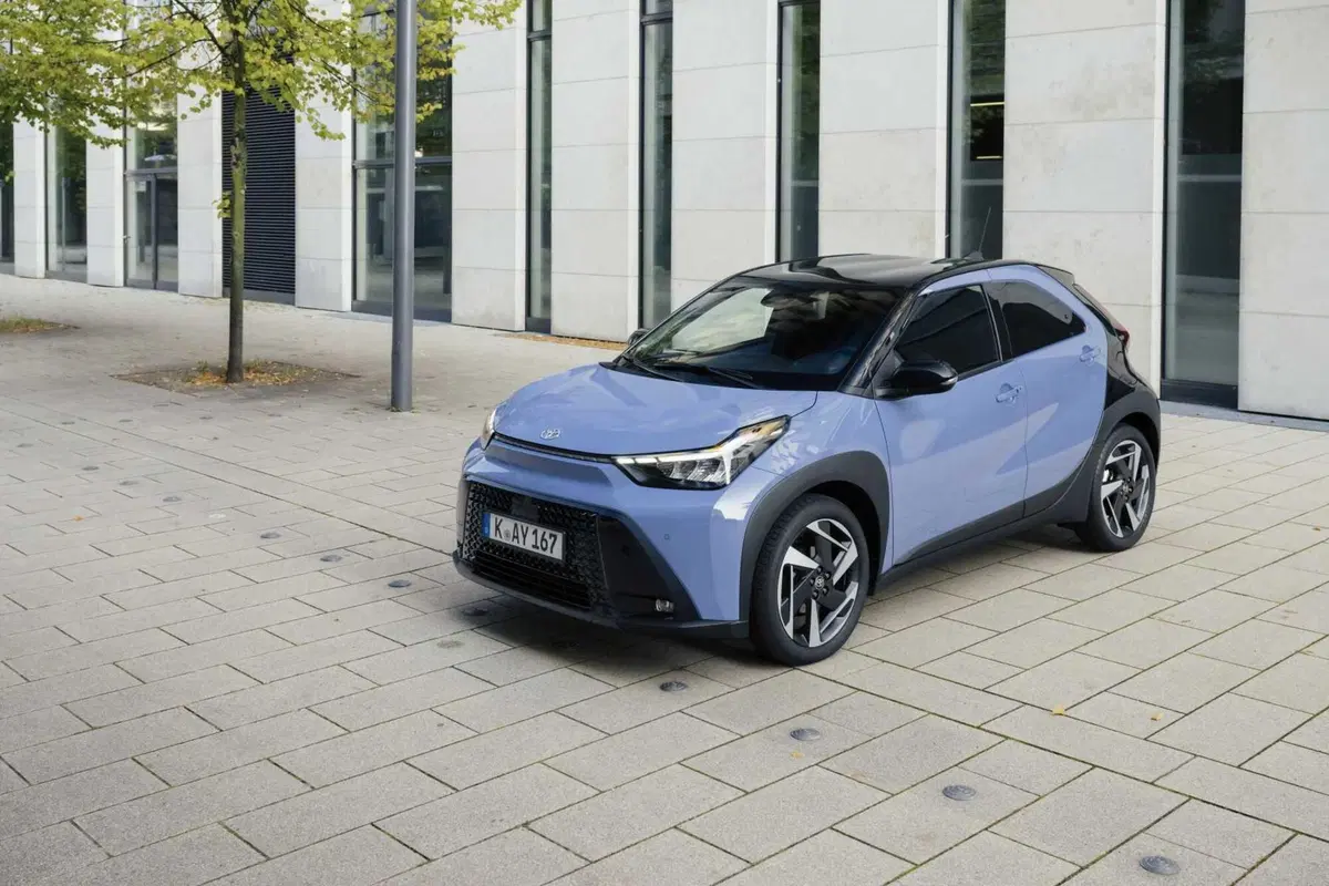 Nuova Toyota Aygo X hybrid 2025: rivoluzione nel segmento A con prezzi da 17.950€ (6)