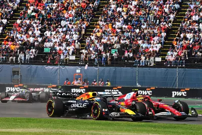Formula 1. "Solo io penalizzato!": Hamilton furioso dopo il GP del Messico, attacco alla FIA e a Verstappen