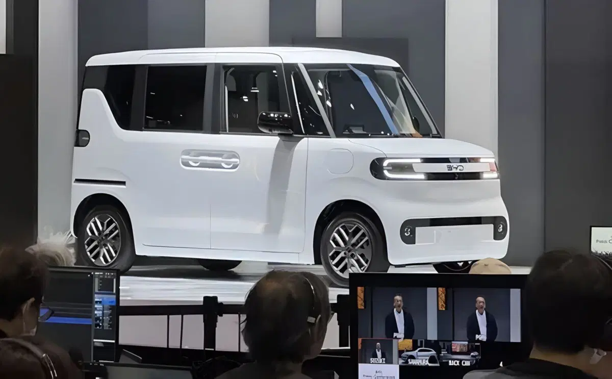 BYD sfida il Giappone con una K-Car da 17.000 dollari: ecco la Racco elettrica