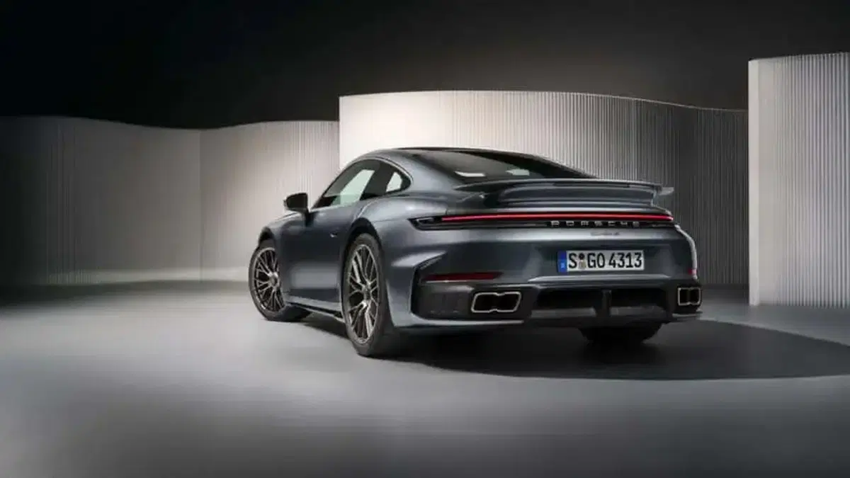 Porsche 911 Turbo S 992.2 T-Hybrid: 711 cavalli di futuro senza turbo lag [VIDEO]