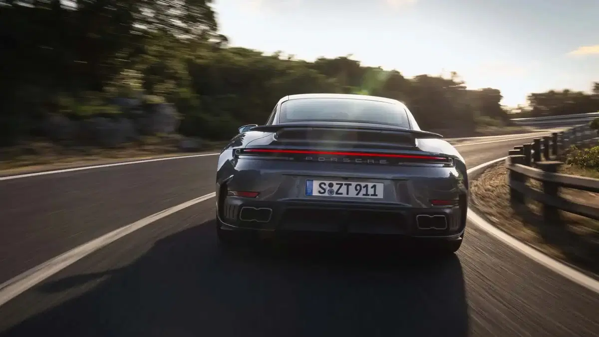 Porsche 911 Turbo S 992.2 T-Hybrid: 711 cavalli di futuro senza turbo lag [VIDEO] (5)