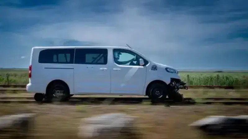 Una nuova era per Peugeot: il Traveller si traforma in un vero treno elettrico senza conducente 