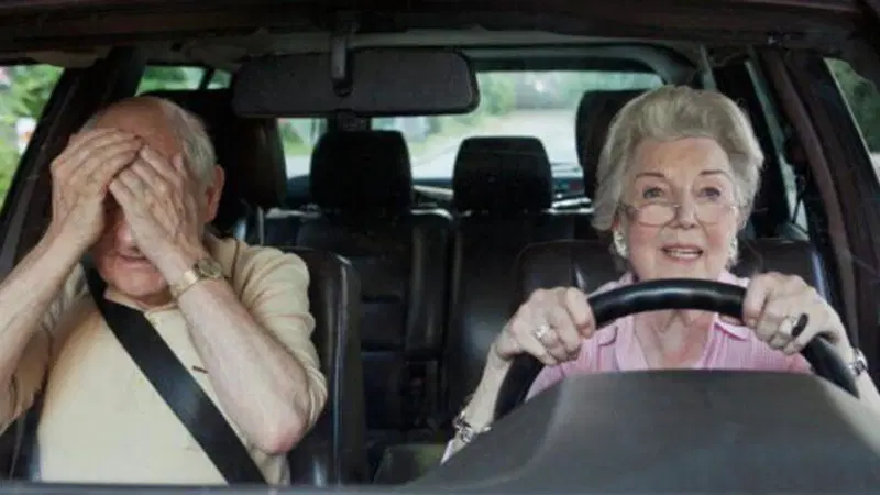 Sono pi&ugrave; pericolosi i giovani o gli anziani al volante? Ecco un&rsquo;analisi approfondita