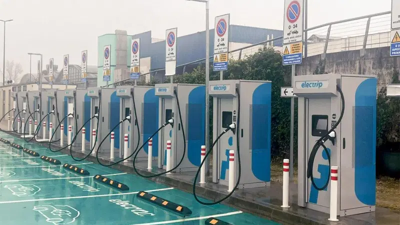 Auto elettriche: ricaricare a questo prezzo costa meno dell'elettricit&agrave; di casa, arriva l'offerta di Electrip