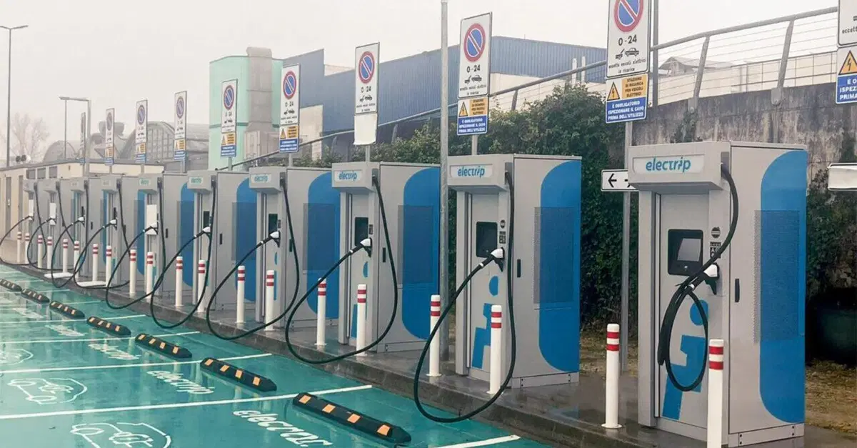 Auto elettriche: ricaricare a questo prezzo costa meno dell'elettricit&agrave; di casa, arriva l'offerta di Electrip