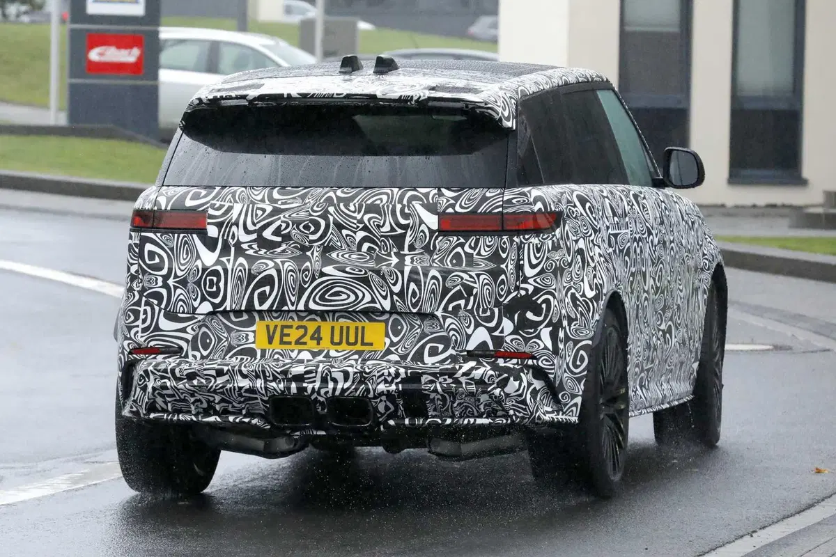 Range Rover Sport SV: arriva il restyling, più aggressiva e muscolosa che mai [Foto Spia]