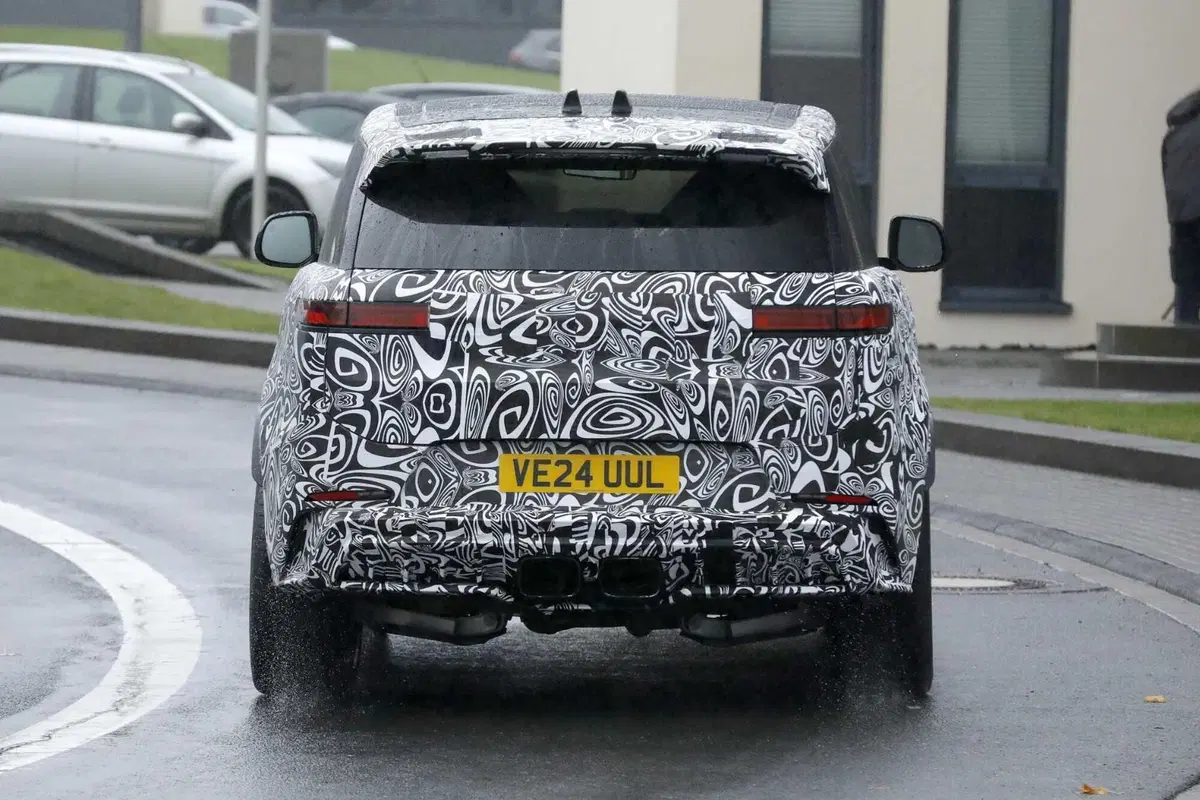 Range Rover Sport SV: arriva il restyling, più aggressiva e muscolosa che mai [Foto Spia] (2)