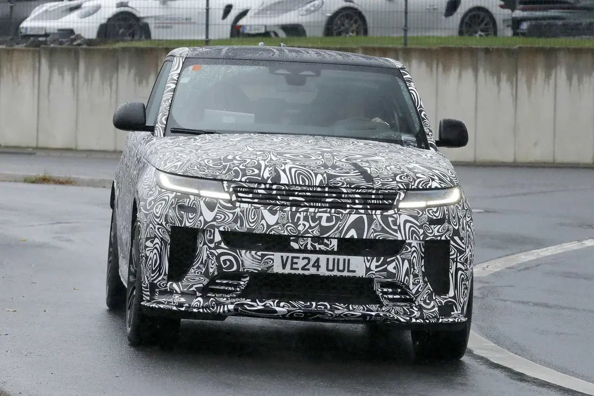 Range Rover Sport SV: arriva il restyling, più aggressiva e muscolosa che mai [Foto Spia] (3)