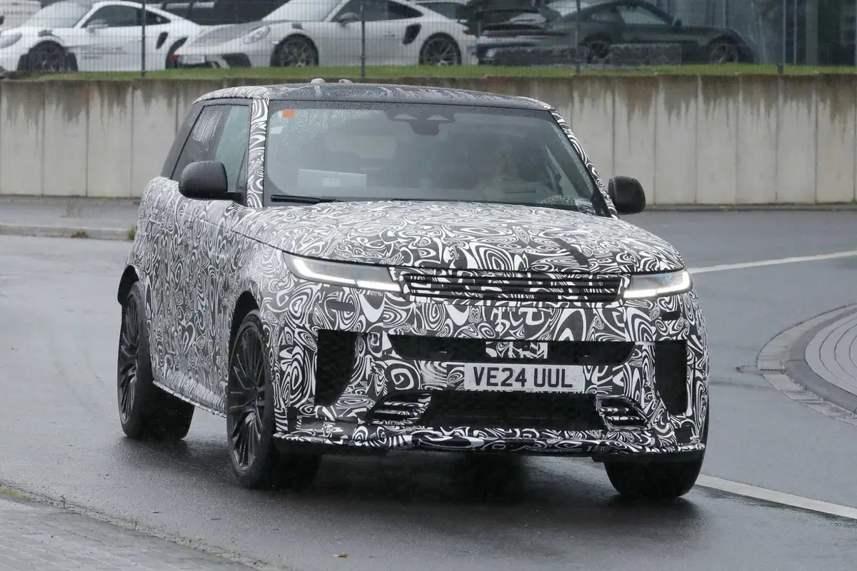 Range Rover Sport SV: arriva il restyling, più aggressiva e muscolosa che mai [Foto Spia] (4)