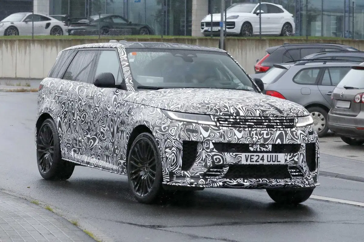 Range Rover Sport SV: arriva il restyling, più aggressiva e muscolosa che mai [Foto Spia] (5)