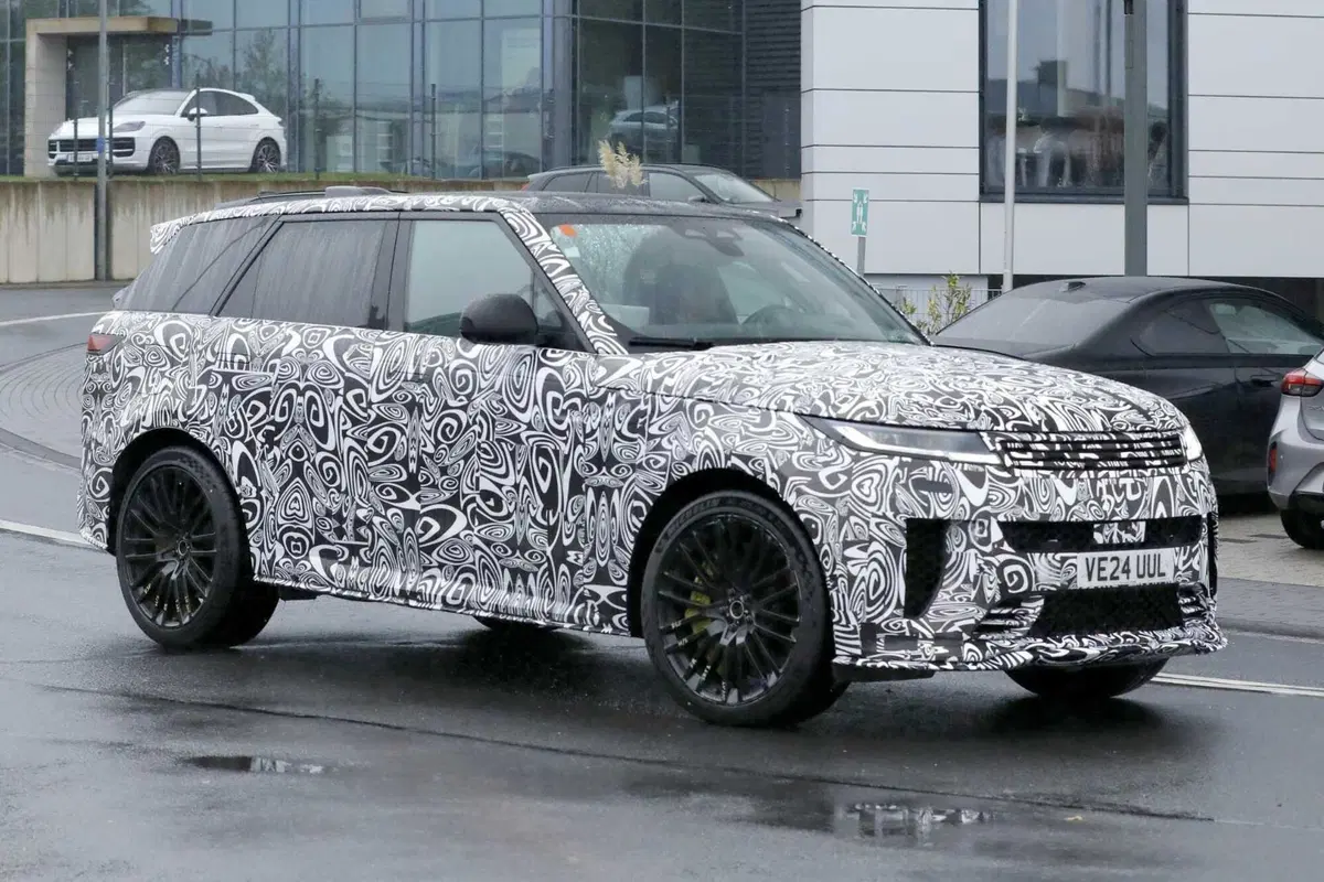 Range Rover Sport SV: arriva il restyling, più aggressiva e muscolosa che mai [Foto Spia] (6)