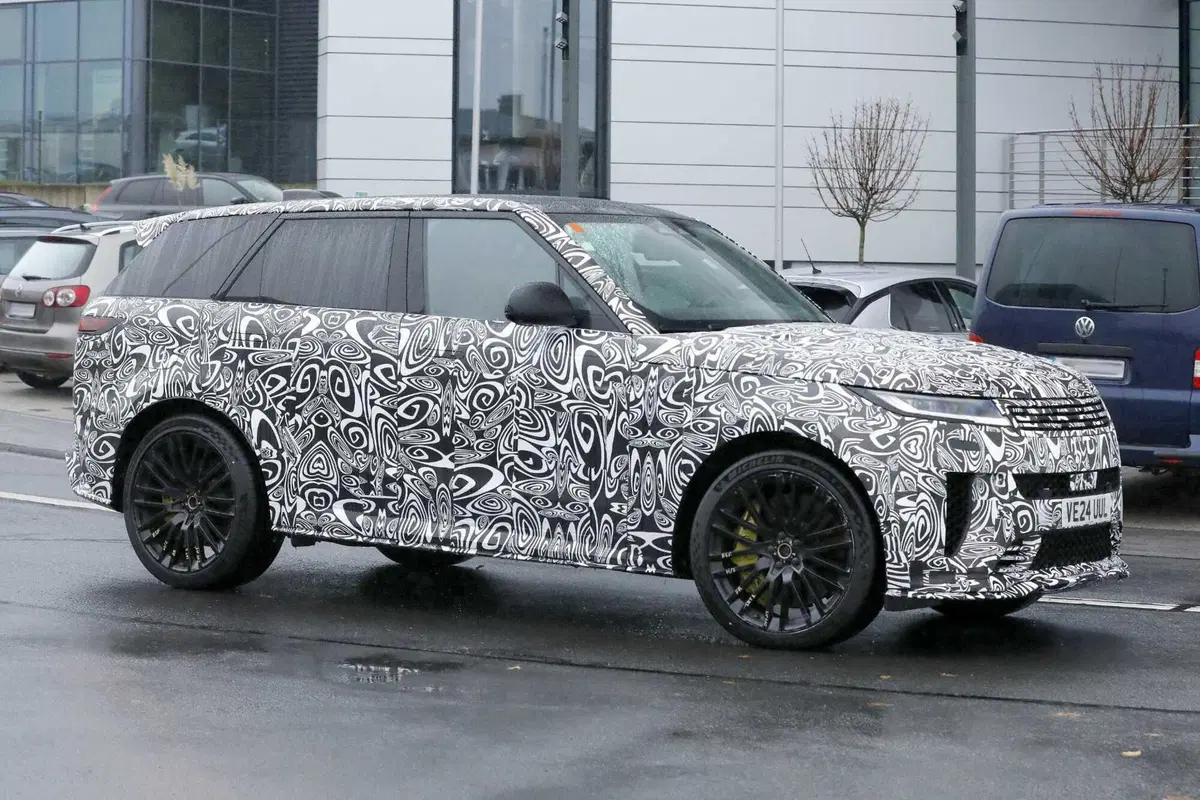 Range Rover Sport SV: arriva il restyling, più aggressiva e muscolosa che mai [Foto Spia] (7)