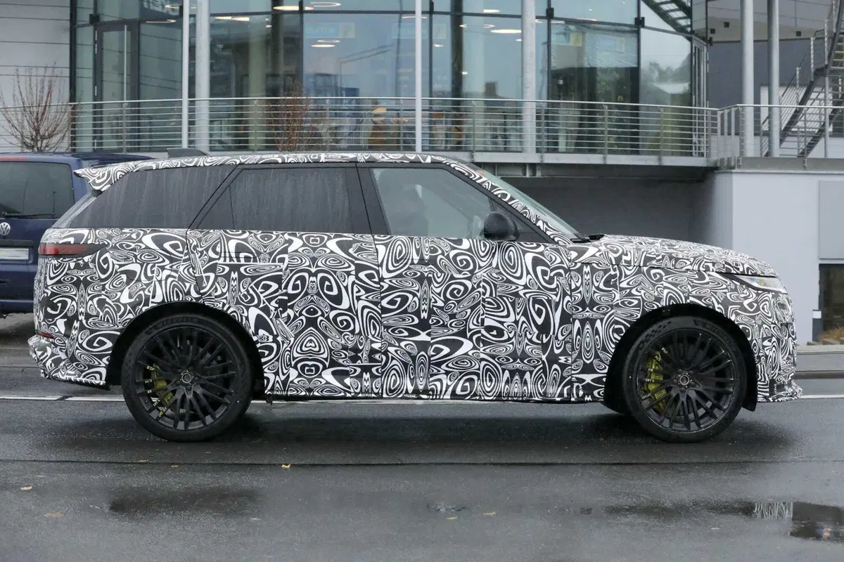 Range Rover Sport SV: arriva il restyling, più aggressiva e muscolosa che mai [Foto Spia] (8)