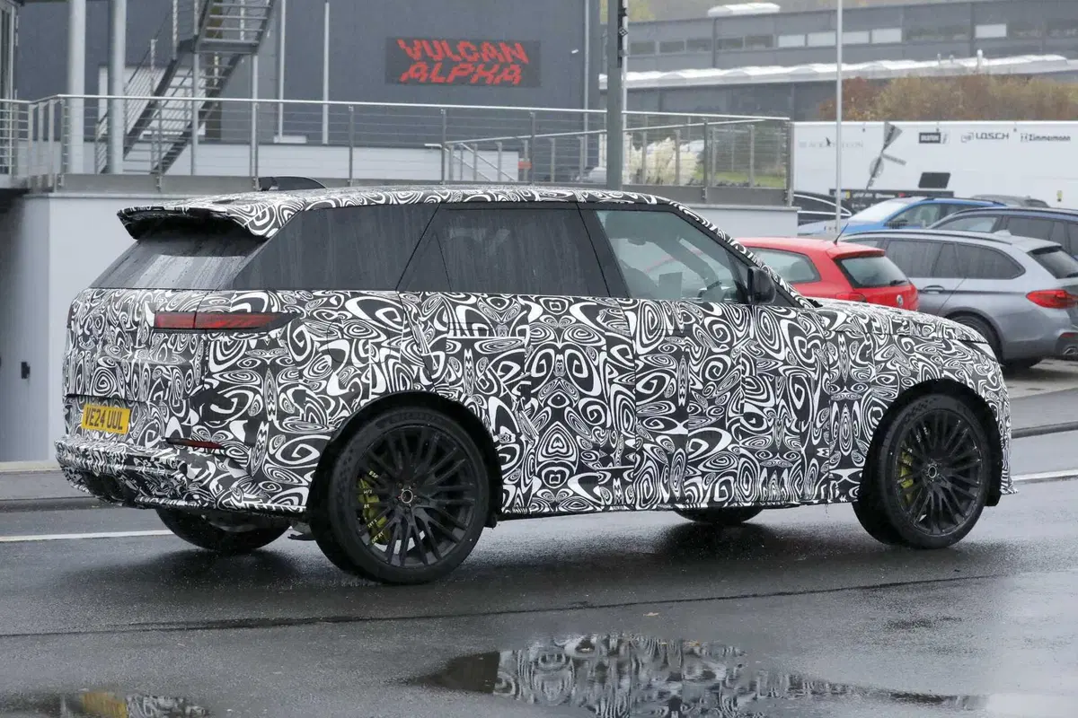 Range Rover Sport SV: arriva il restyling, più aggressiva e muscolosa che mai [Foto Spia] (9)
