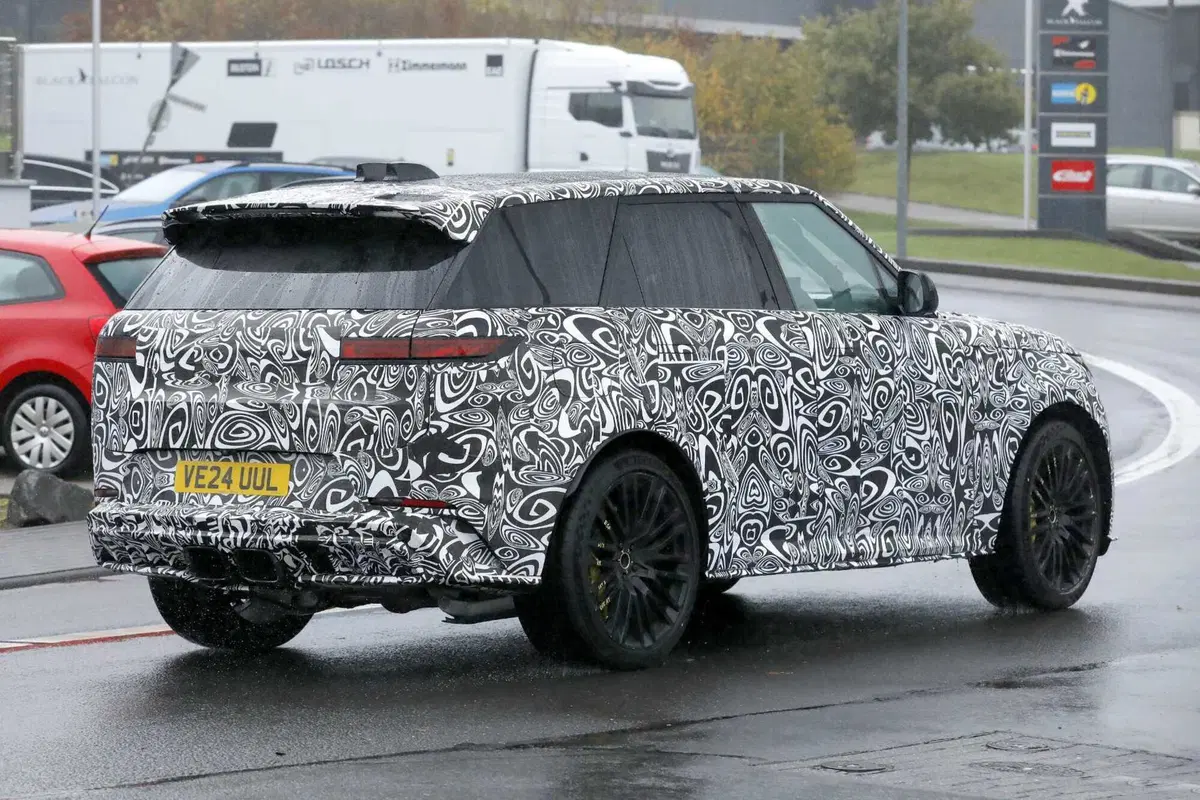 Range Rover Sport SV: arriva il restyling, più aggressiva e muscolosa che mai [Foto Spia] (10)