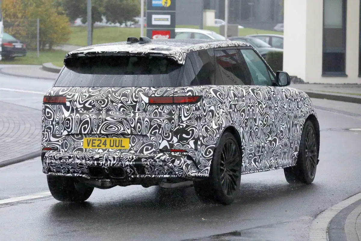 Range Rover Sport SV: arriva il restyling, più aggressiva e muscolosa che mai [Foto Spia] (11)