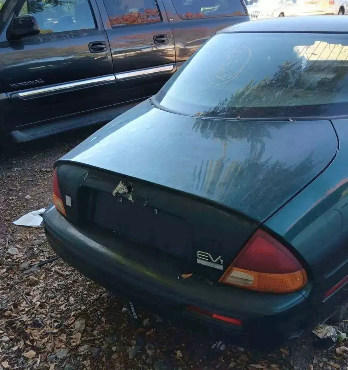Un’auto “fantasma” è stata venduta a 100.000 dollari, e in che condizioni… (8)