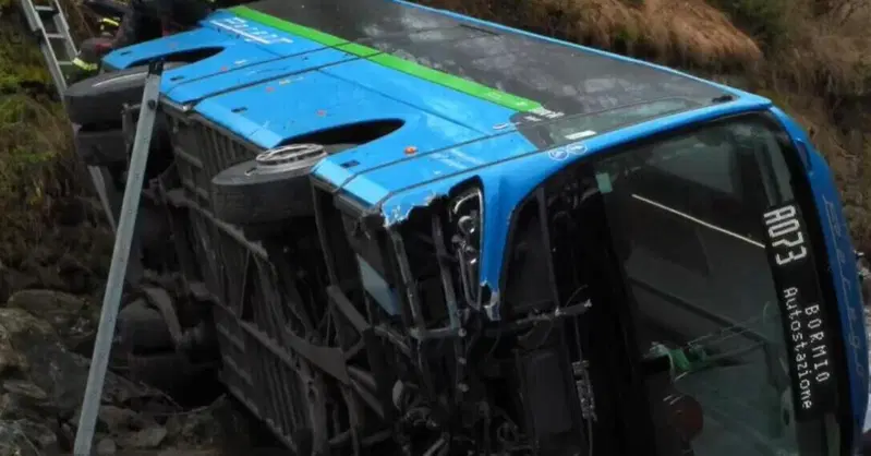 Scuolabus precipita nel torrente Frodolfo (Valfurva): quattro ragazzi feriti, ipotesi malore per l&rsquo;autista
