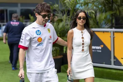 "Mettere su famiglia senza smettere di sognare il mondiale": Leclerc emoziona la F1 con la proposta ad Alexandra Saint Mleux