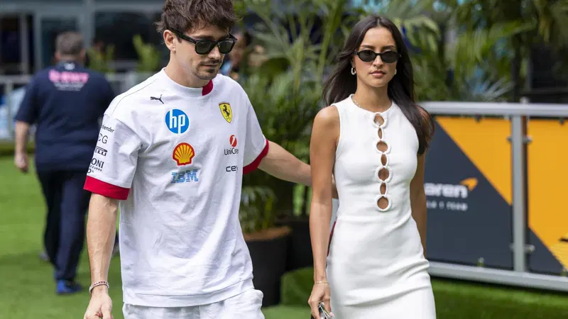"Mettere su famiglia senza smettere di sognare il mondiale": Leclerc emoziona la F1 con la proposta ad Alexandra Saint Mleux