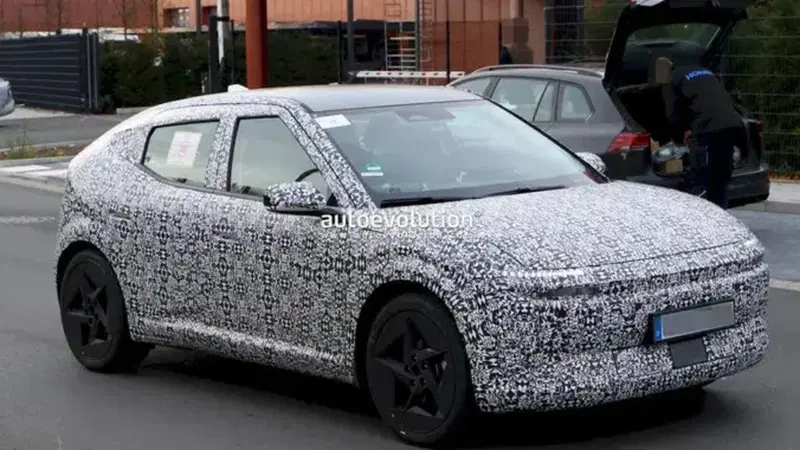 Nuova Hyundai IONIQ 3: svelati gli interni della compatta elettrica che promette 600 km di autonomia