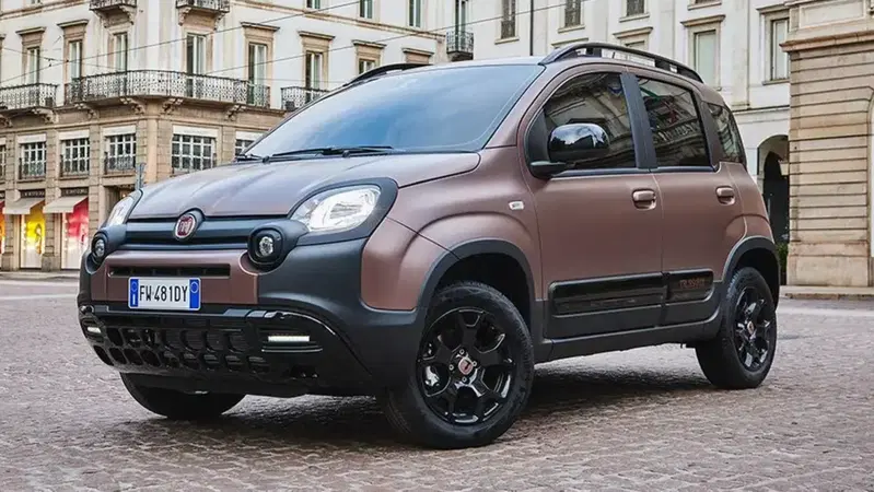 Mercato auto ottobre 2025: Italia in frenata, crollano elettriche, boom di ibride e noleggio a lungo termine
