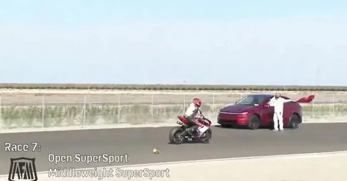 Tesla finisce in pista durante una gara di moto: panico a Buttonwillow, gara sospesa