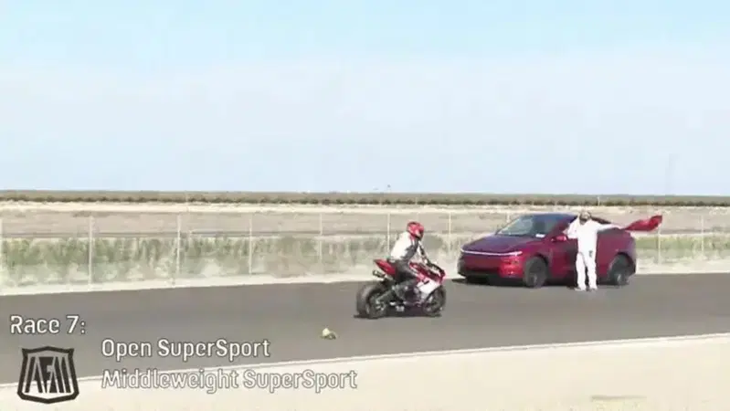 Tesla finisce in pista durante una gara di moto: panico a Buttonwillow, gara sospesa