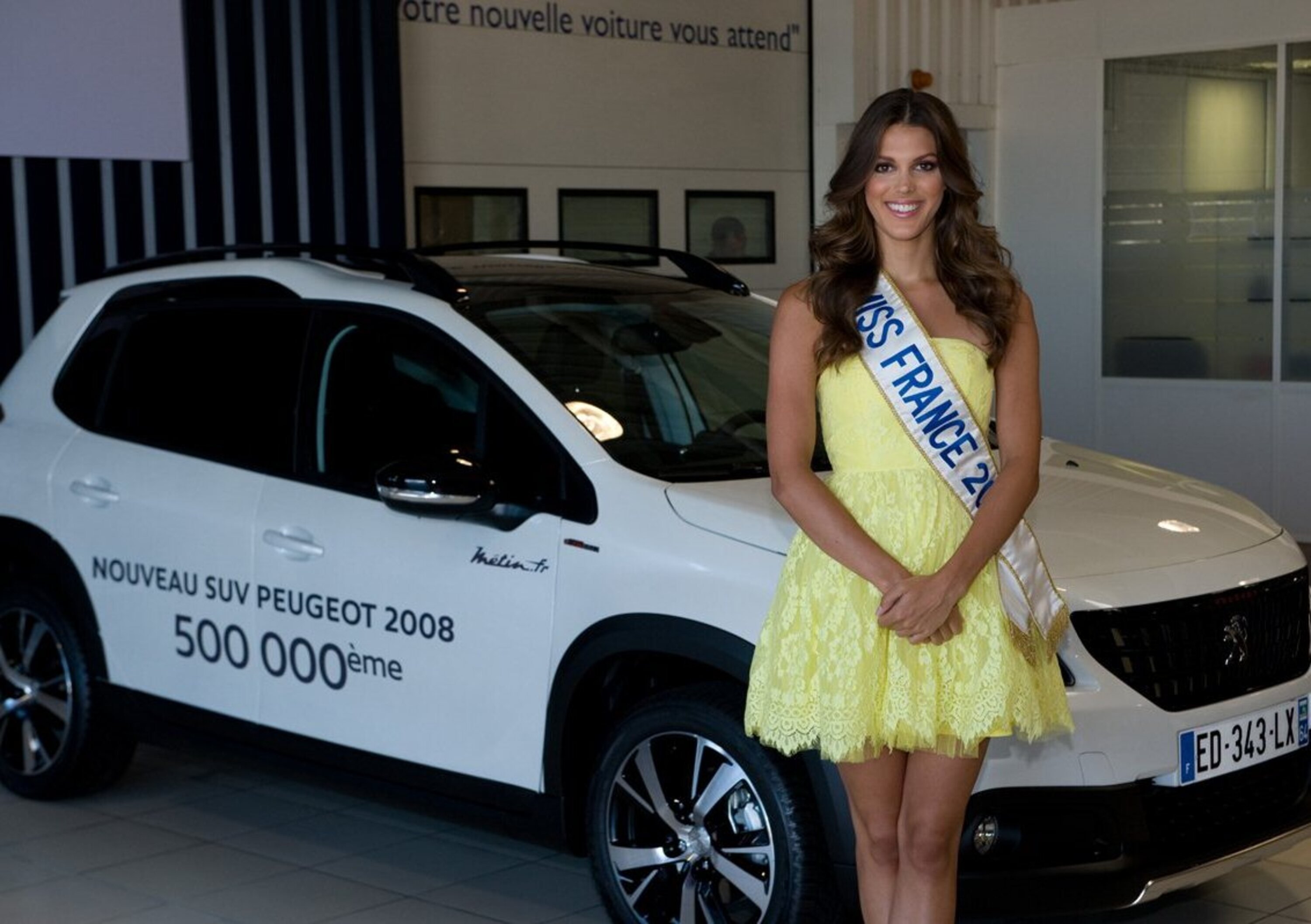 Miss Francia 2016 consegna la 500.000&deg; Peugeot 2008 prodotta a Mulhouse
