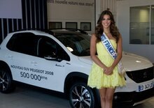 Miss Francia 2016 consegna la 500.000° Peugeot 2008 prodotta a Mulhouse