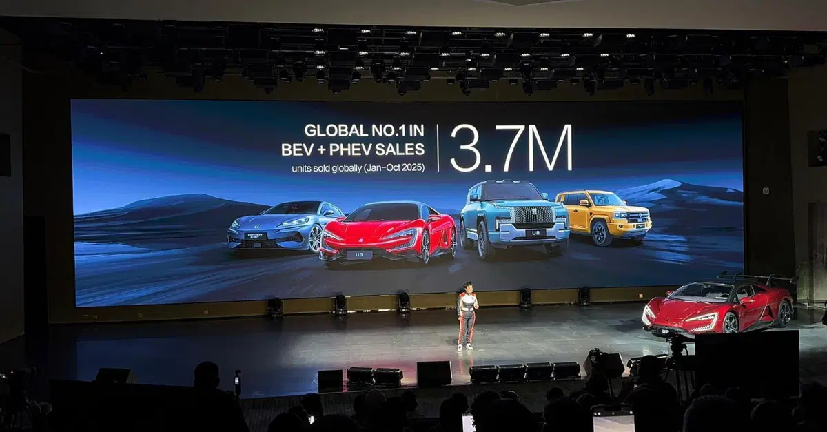 BYD svela il futuro dell&rsquo;elettrico: AI, ricarica in 10 minuti e auto da 1300 cavalli