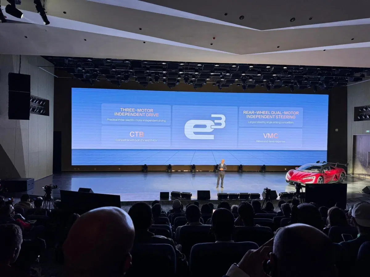BYD svela il futuro dell’elettrico: AI, ricarica in 10 minuti e auto da 1300 cavalli (2)