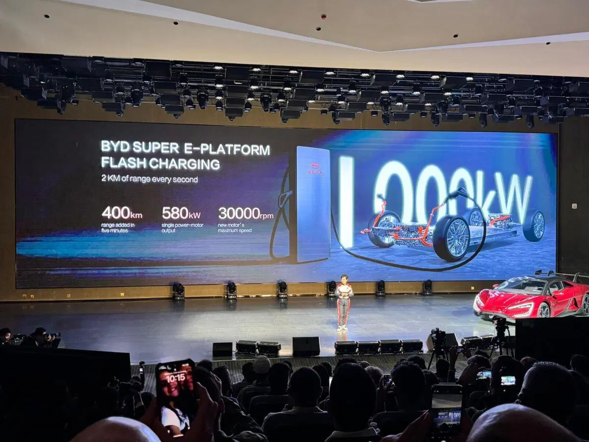 BYD svela il futuro dell’elettrico: AI, ricarica in 10 minuti e auto da 1300 cavalli (8)